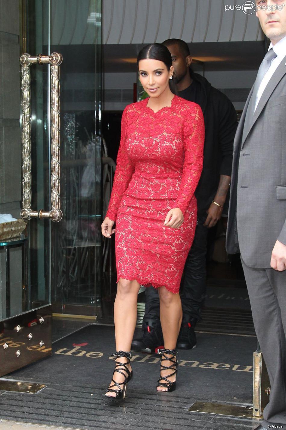 Kim kardashian robe rouge
