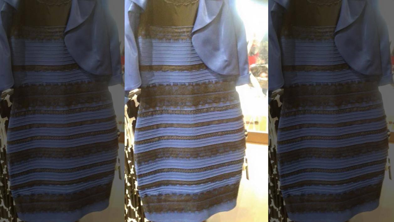 La robe est bleu et noir