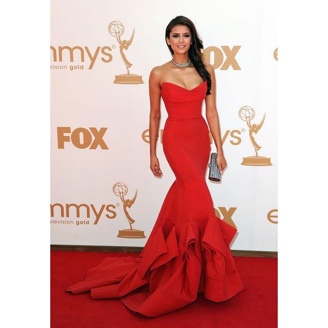 Nina dobrev robe rouge