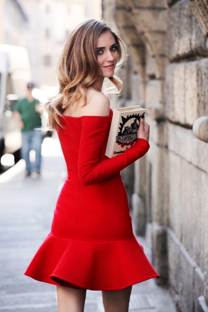 Porter une robe rouge