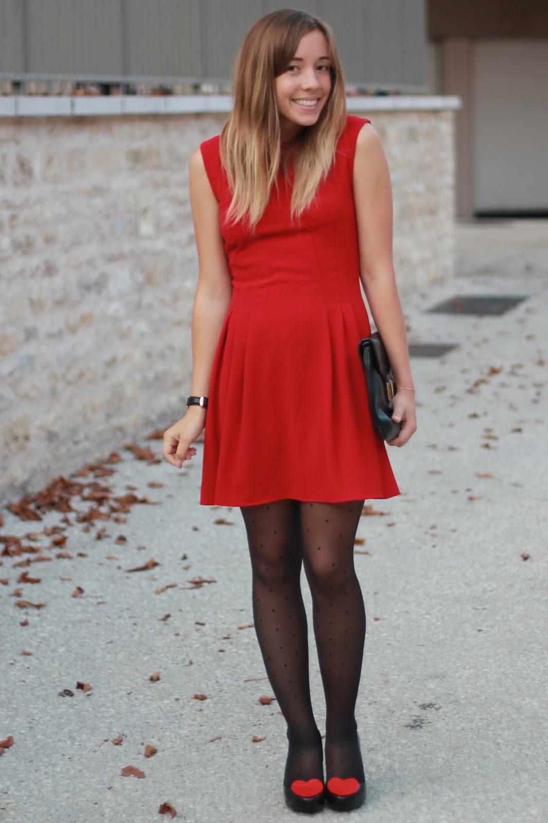 Quel collant avec robe rouge