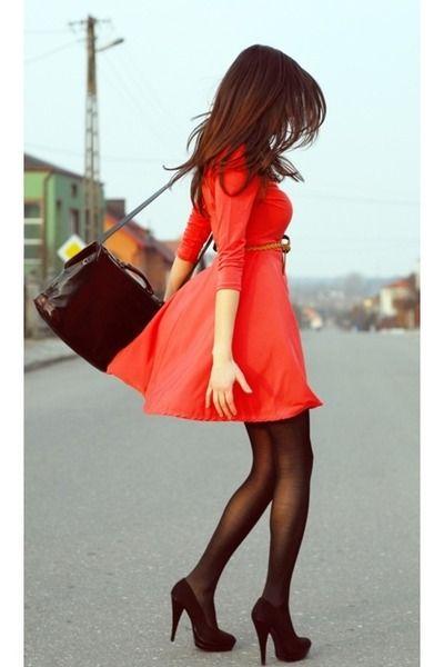 Quel collant avec robe rouge