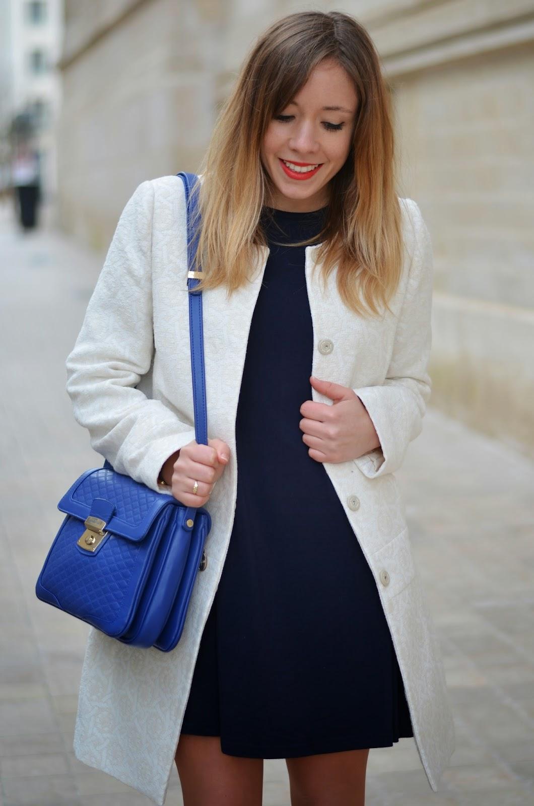 Quelle couleur de veste avec robe bleu marine