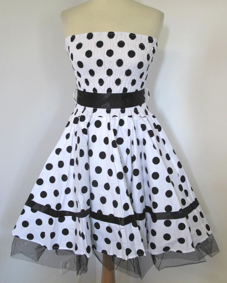 Robe blanche a pois noir