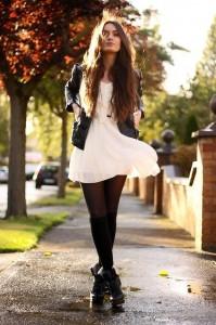 Robe blanche avec collant noir