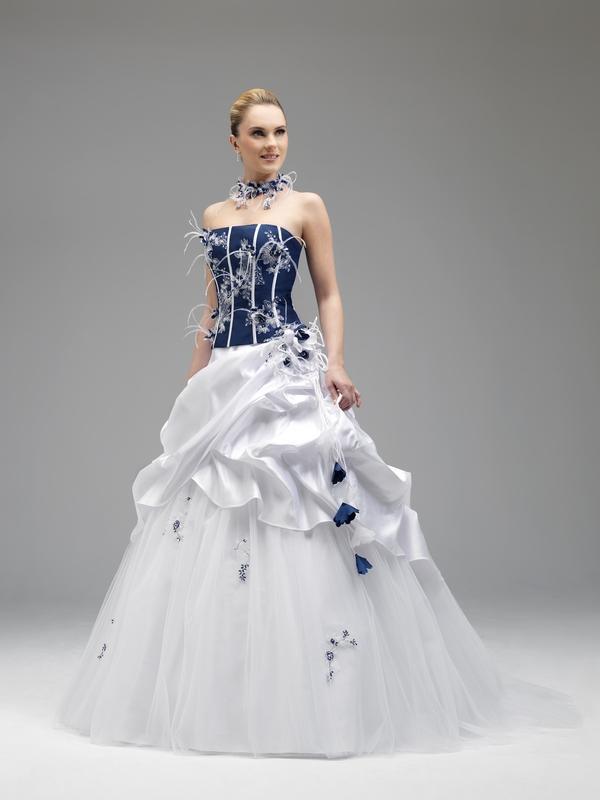 Robe de mariée avec du bleu