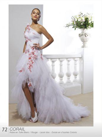 Robe de mariée avec du rouge