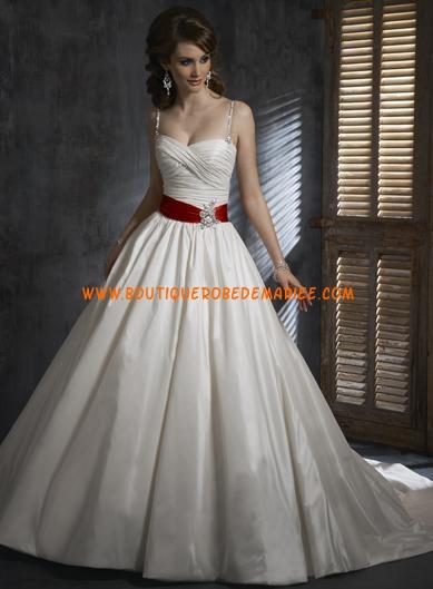 Robe de mariée blanche ceinture rouge