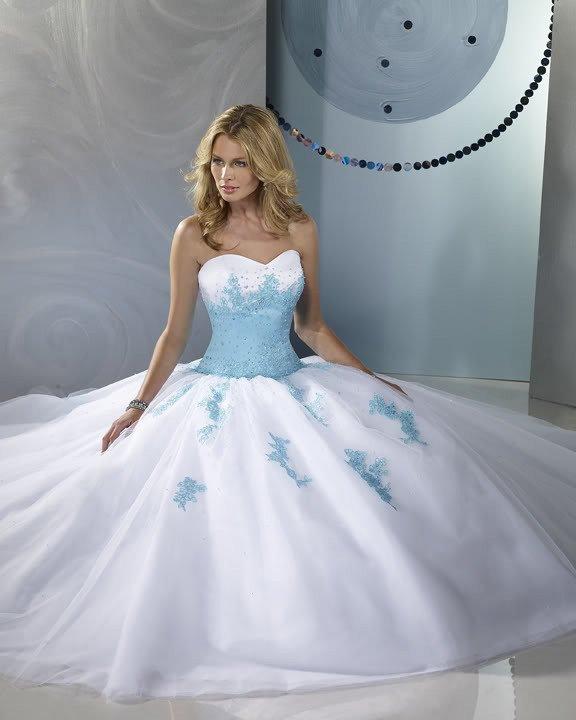 Robe de mariée bleu ciel et blanc