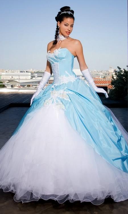 Robe de mariée bleu ciel et blanc