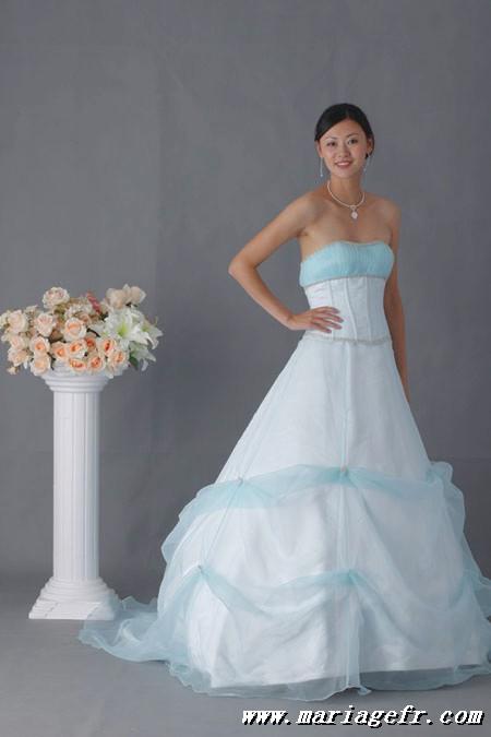 Robe de mariée bleu ciel et blanc