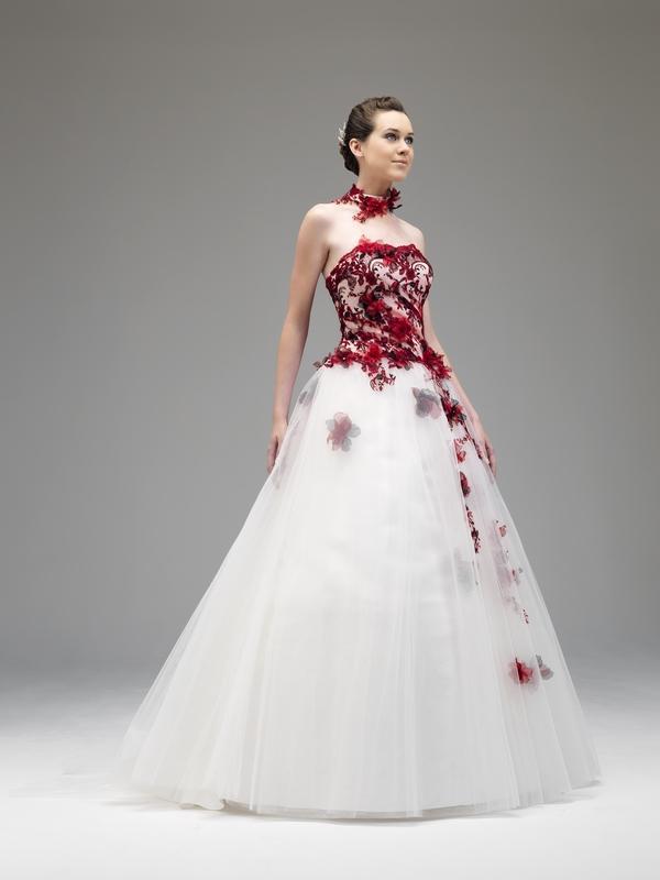 Robe de mariée rouge et ivoire