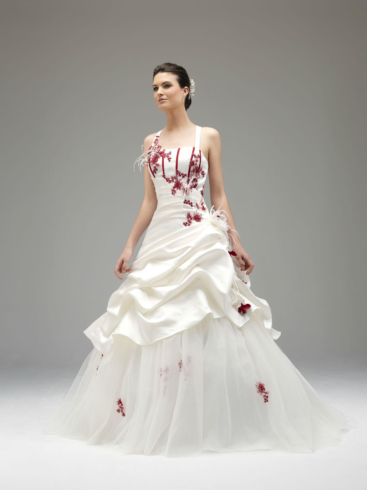 Robe de mariée rouge et ivoire