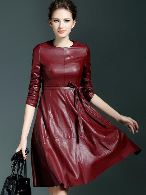 Robe en cuir rouge