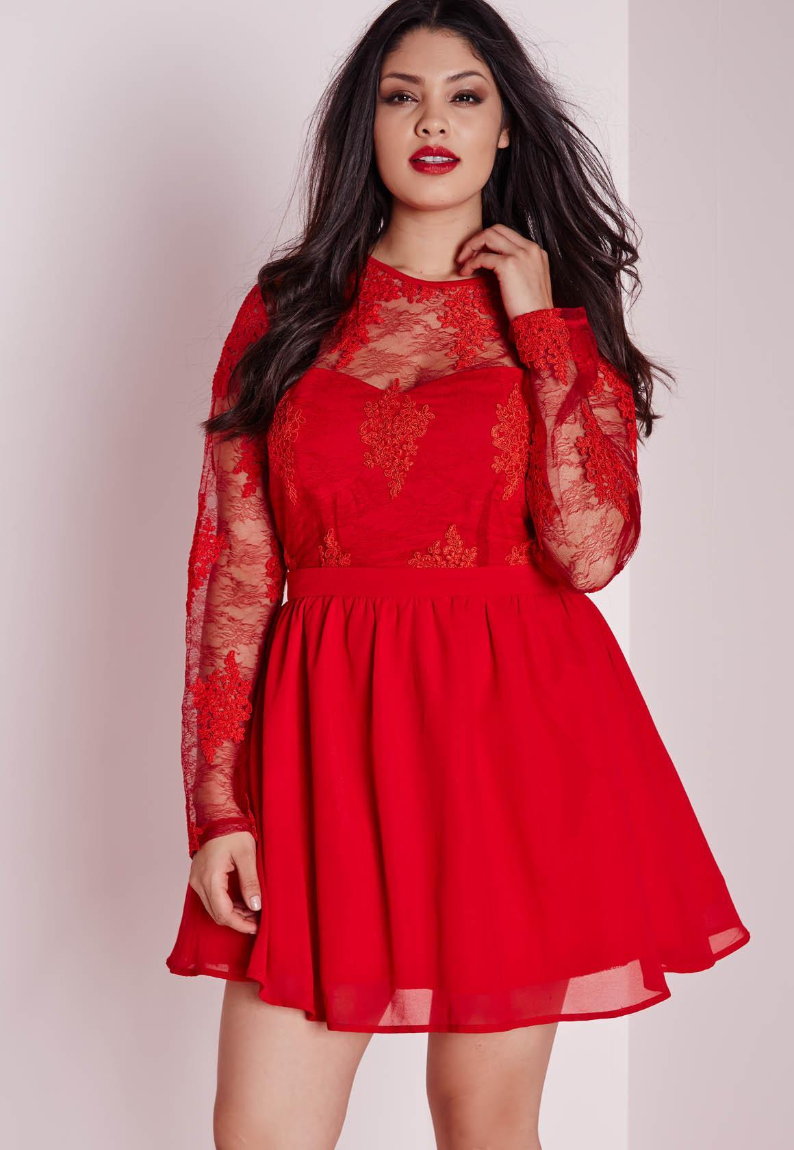 Robe en dentelle rouge