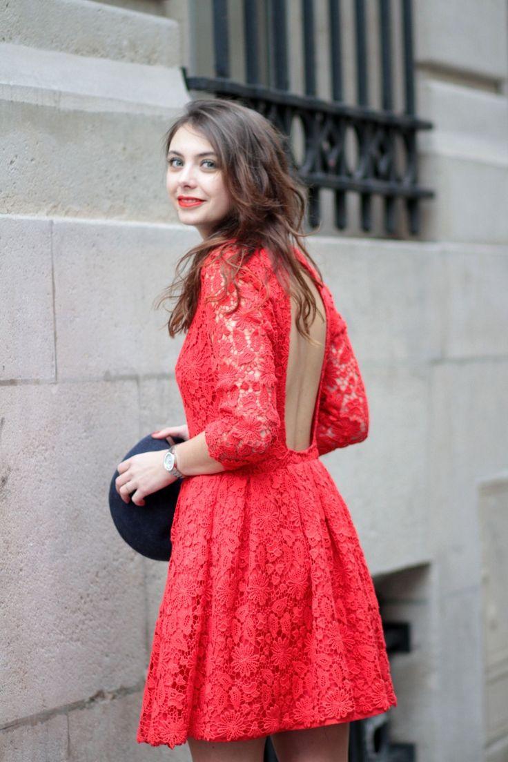 Robe en dentelle rouge