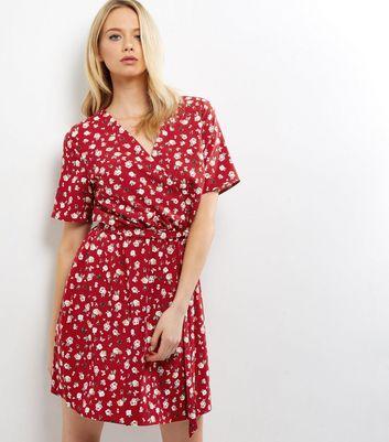 Robe rouge à fleurs