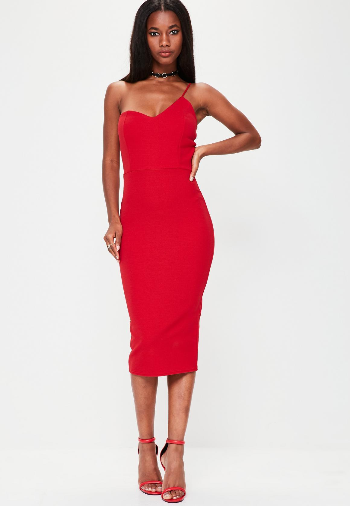 Robe rouge asymétrique