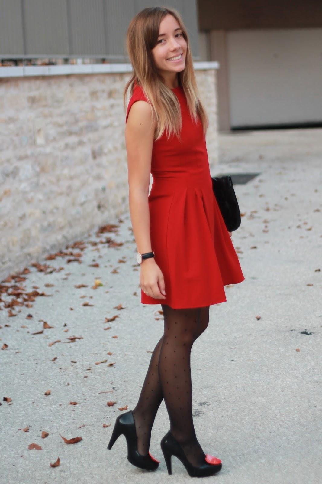 Robe rouge avec collant noir