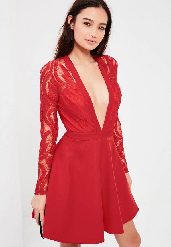 Robe rouge décolleté