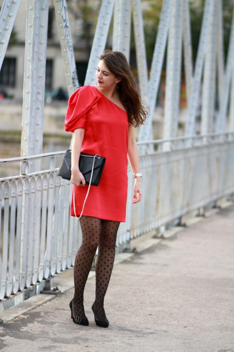 Robe rouge et collant noir