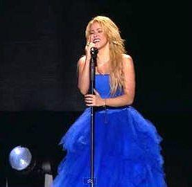 Shakira robe bleu
